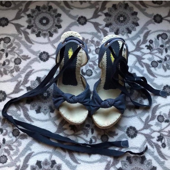 ⬇️⬇️⬇️ Lace Up Wedge Sandals Size 7! - Picture 2 of 3